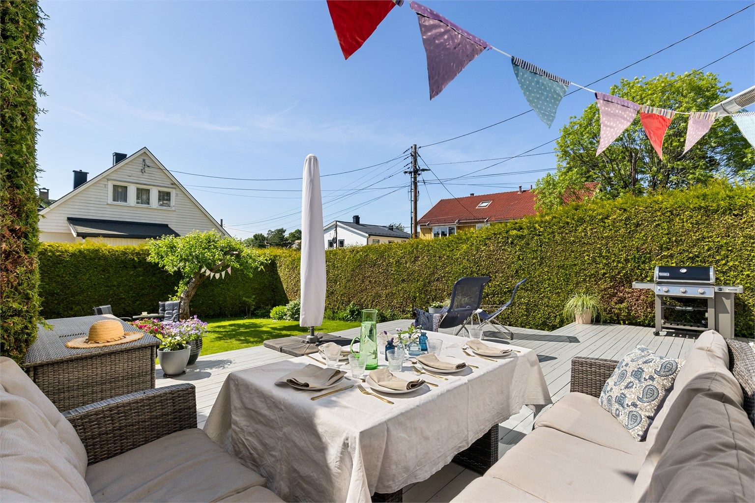 Fra stuen er det utgang til en herlig terrasse og hage som byr på mye lek og morro for de små