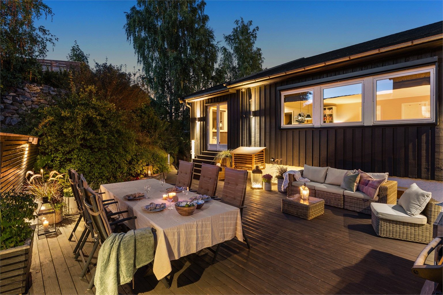 Boligen har en gjennomgående god planløsning, pent opparbeidet hage og skjermet markterrasse. 