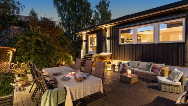 Boligen har en gjennomgående god planløsning, pent opparbeidet hage og skjermet markterrasse.