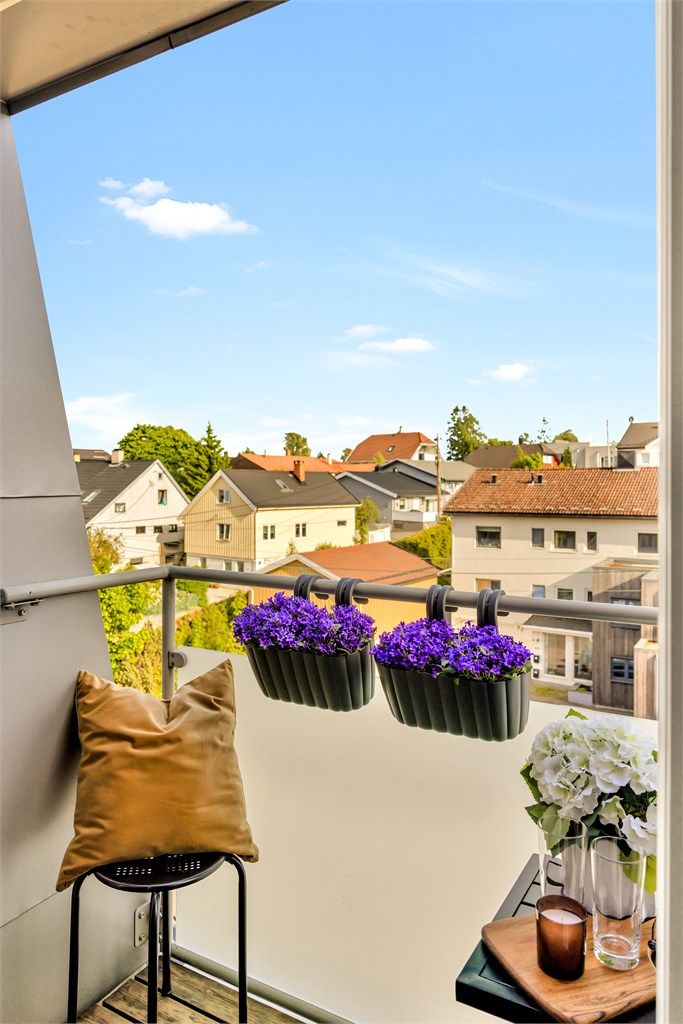 Leiligheten ligger flott til i 3. etasje fra inngangsplan med solrik balkong utenfor stuen.