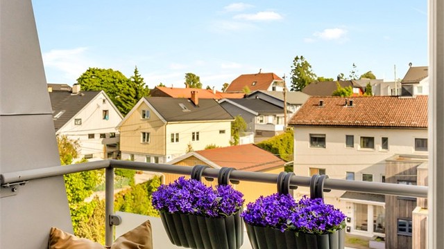 Leiligheten ligger flott til i 3. etasje fra inngangsplan med solrik balkong utenfor stuen.