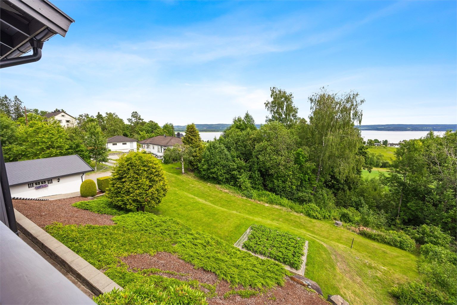 Tomten grenser til friområder og gir en følelse av å bo tett på naturen.