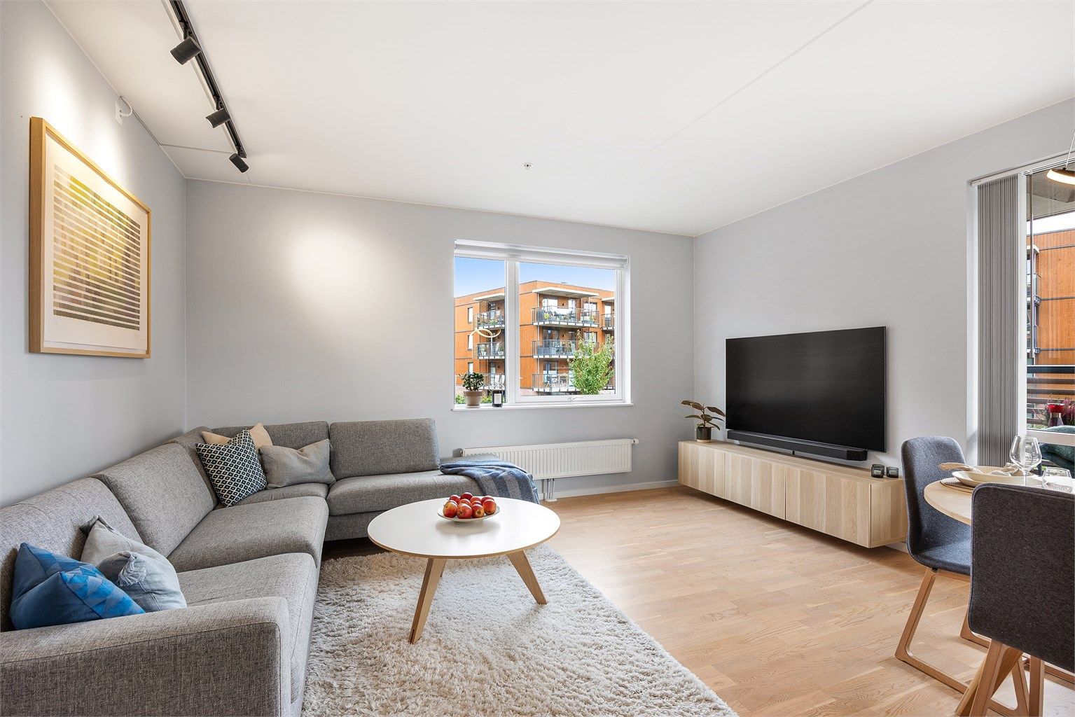 God plass til hjørnesofa og mediamøbel i stuen.
