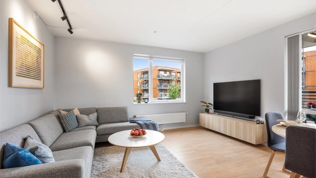 God plass til hjørnesofa og mediamøbel i stuen.