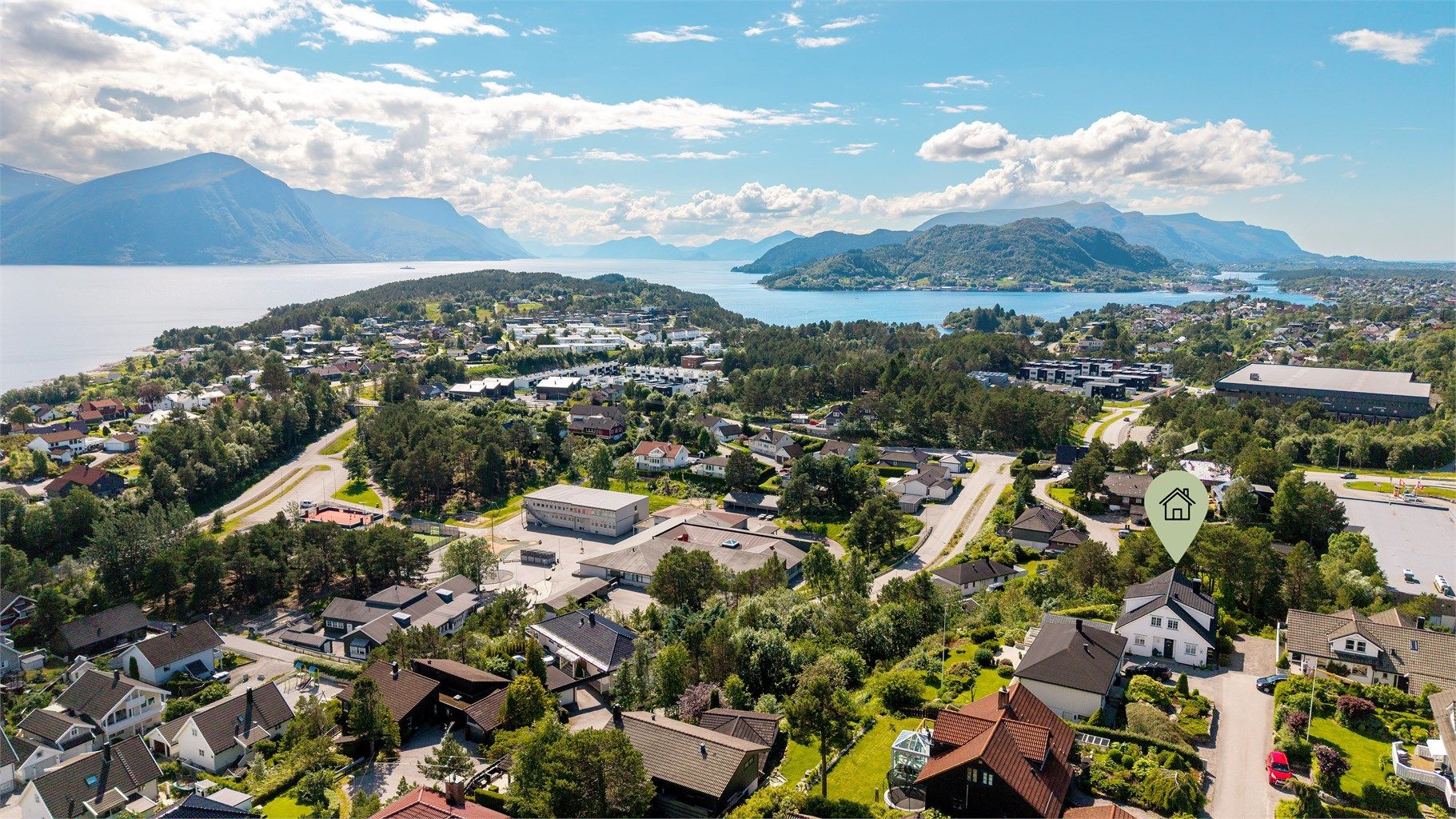 Eiendommen ligger i en rolig gate uten gjennomgangstrafikk.