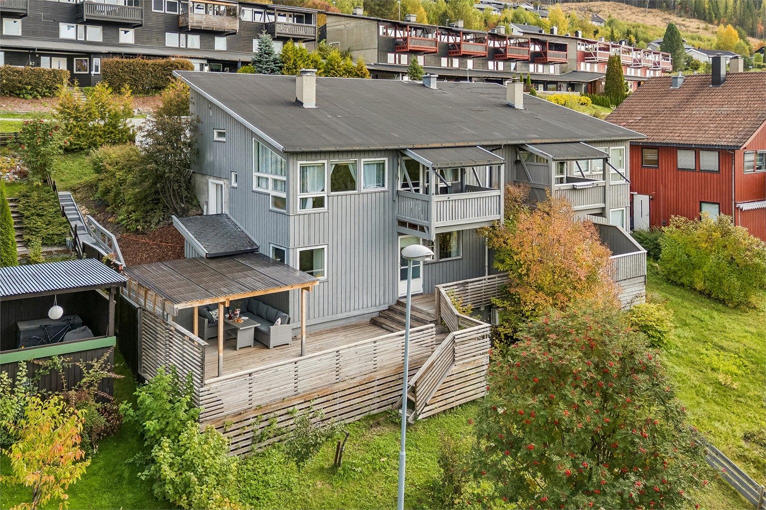 Velkommen til Linneavegen 40! Innholdsrik halvpart av tomannsbolig i Vårsetergrenda med spennende planløsning over flere halvplan.