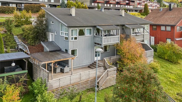 Velkommen til Linneavegen 40! Innholdsrik halvpart av tomannsbolig i Vårsetergrenda med spennende planløsning over flere halvplan.