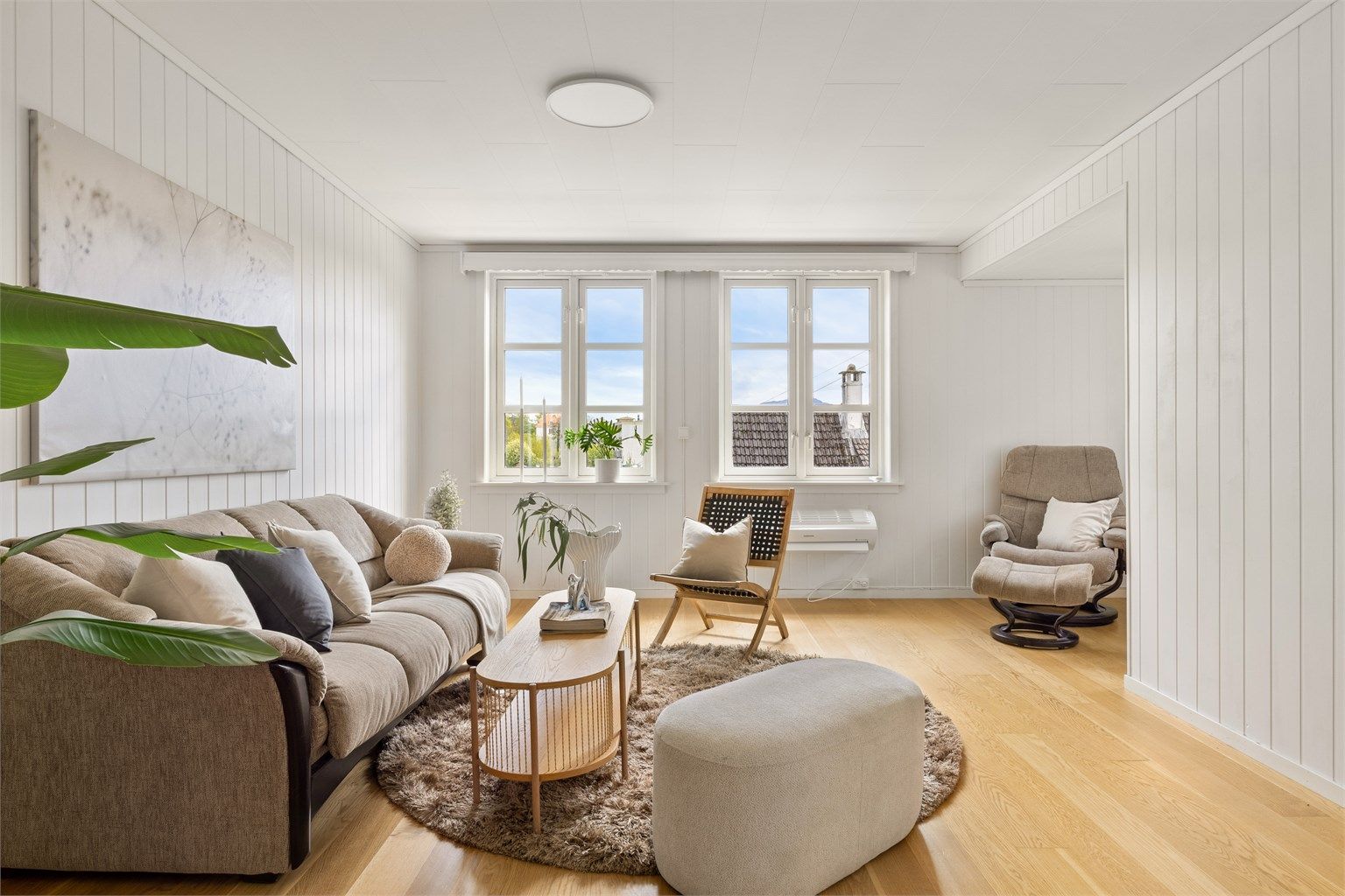 Boligens 1. etasje inneholder stue, spisestue, kjøkken, bad og entré. (Foto: Stian Inderhaug)