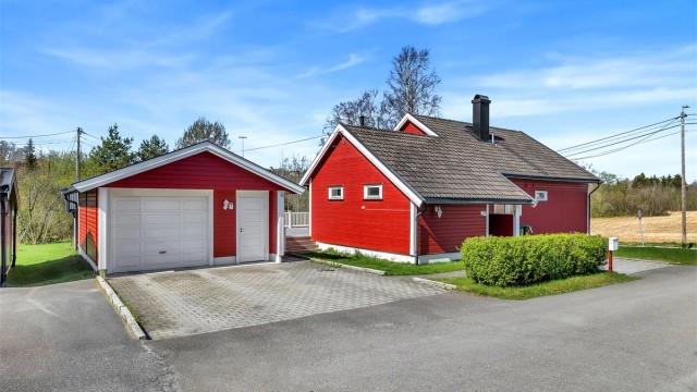 Eiendomsmegler Krogsveen v/ Andreas Christophersen ønsker deg velkommen til Bekkeveien 1.