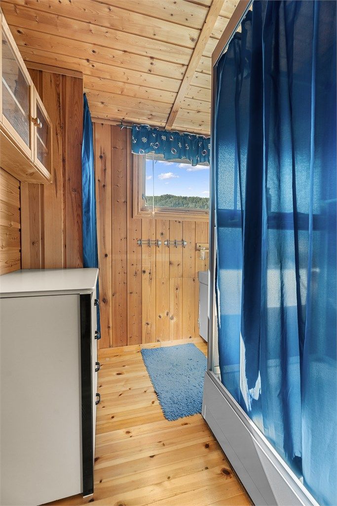 Badet er opprinnelig byggemeldt som entré. Det er ikke søkt bruksendring fra tilleggsdel til hoveddel. Kjøper overtar alt ansvar, kostnad og risiko for dette videre. 