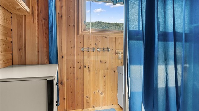 Badet er opprinnelig byggemeldt som entré. Det er ikke søkt bruksendring fra tilleggsdel til hoveddel. Kjøper overtar alt ansvar, kostnad og risiko for dette videre.