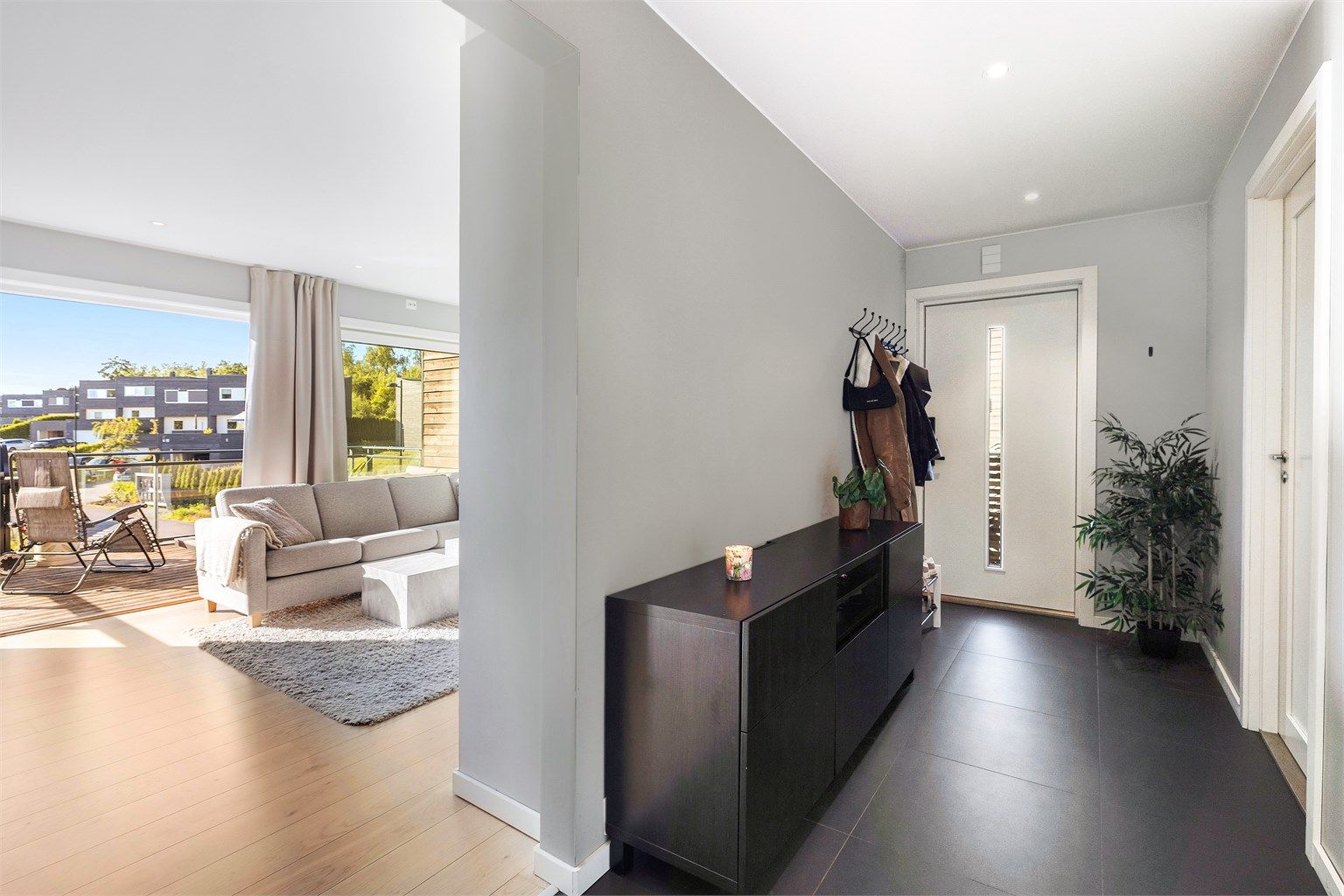 Gode muligheter for å henge av seg ytterklær. 