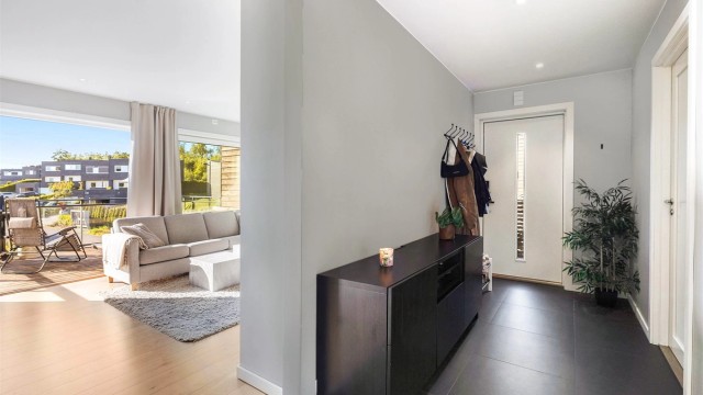 Gode muligheter for å henge av seg ytterklær.