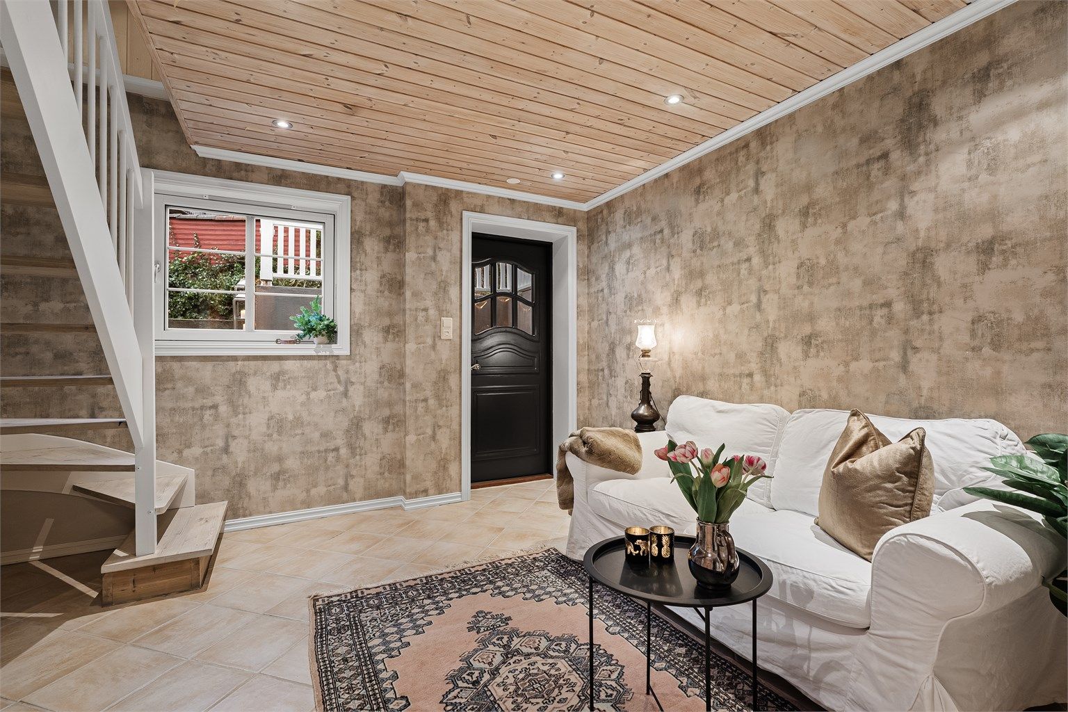 Underetasjen har en egen ytterdør. 