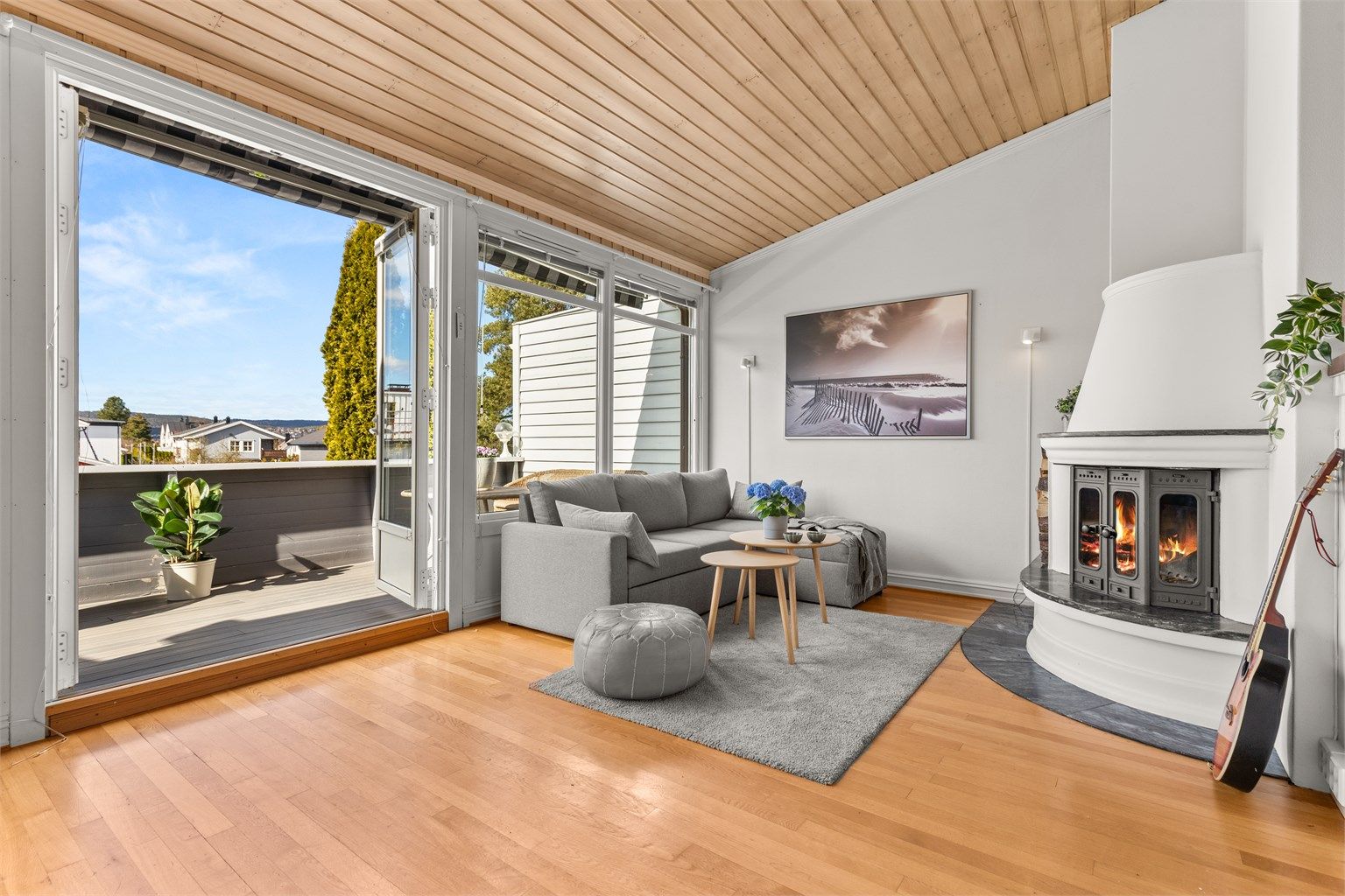 Stuen er romslig og kan enkelt innredes med en hyggelig sofagruppe med tilhørende salongbord og annet ønskelig stuemøblement.