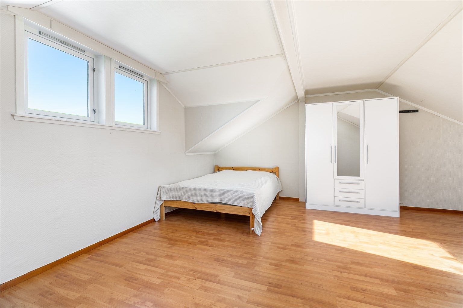 Soverommets veggvinduer er montert mer enn 1,0 meter over gulvet og tilfredsstiller ikke krav til størrelse for rømningsvinduer.