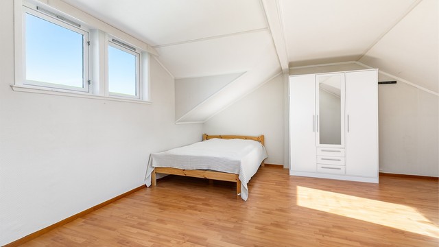 Soverommets veggvinduer er montert mer enn 1,0 meter over gulvet og tilfredsstiller ikke krav til størrelse for rømningsvinduer.