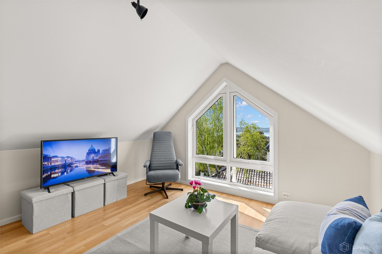 Loftstue med utsikt (rommet er ikke byggemeldt for varig opphold)