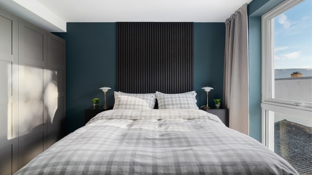 Hovedsoverommet er på ca 11m² med god plass til dobbeltseng og nattbord på hver av sidene. Veggflatene er malt i en dempet og lun blåtone, som passer utmerket til soverommet! Takhengte gardiner og listefrie overganger løfter det estetiske litt ekstra!