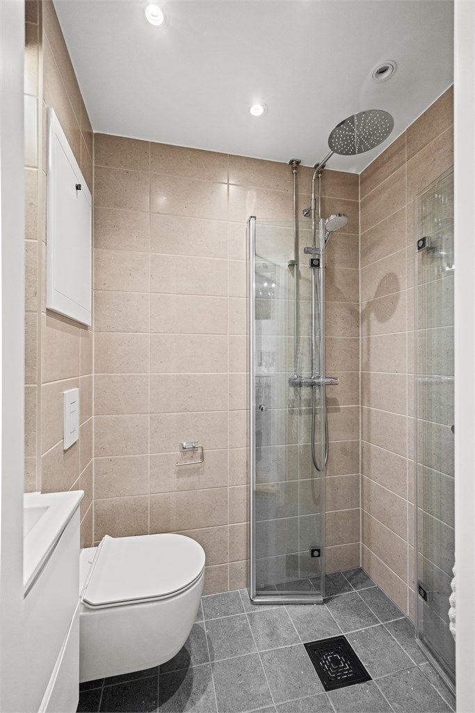 Badet er nylig oppgradert i regi av borettslaget, med fliser og gulvvarme.