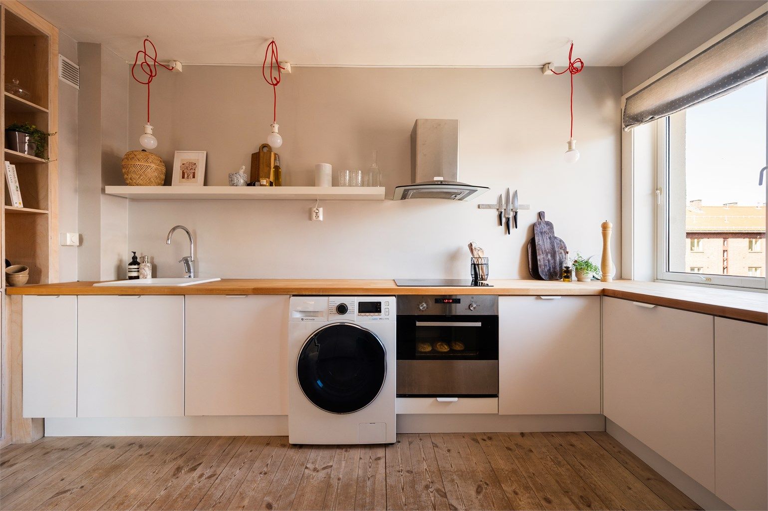 Delvis adskilt kjøkken med bra med skap og benkeplass