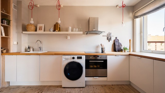 Delvis adskilt kjøkken med bra med skap og benkeplass