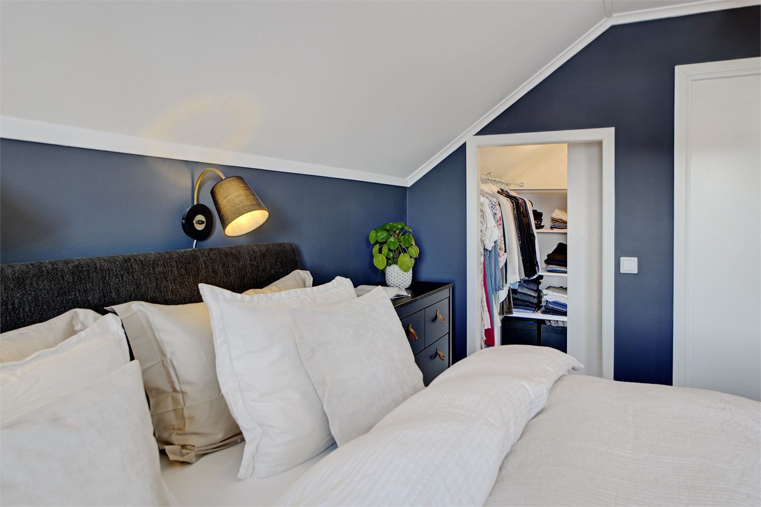 Hovedsoverommet har et tilknyttet walk-in-closet, som er skreddersydd til boligen for best mulig arealutnyttelse.