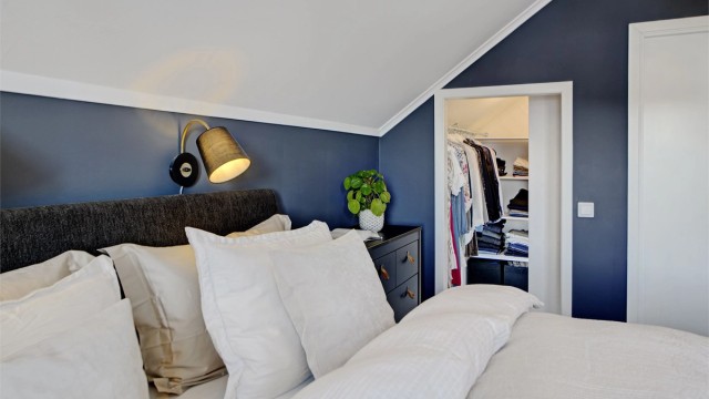Hovedsoverommet har et tilknyttet walk-in-closet, som er skreddersydd til boligen for best mulig arealutnyttelse.