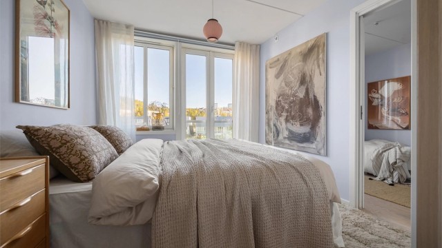 Boligens andre soverom har direkte adkomst gjennom skyvedør fra soverom I