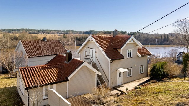 Boligen ble oppført i 1910, men er gjennom 2000-tallet ombygget og oppgradert innvendig som utvendig.