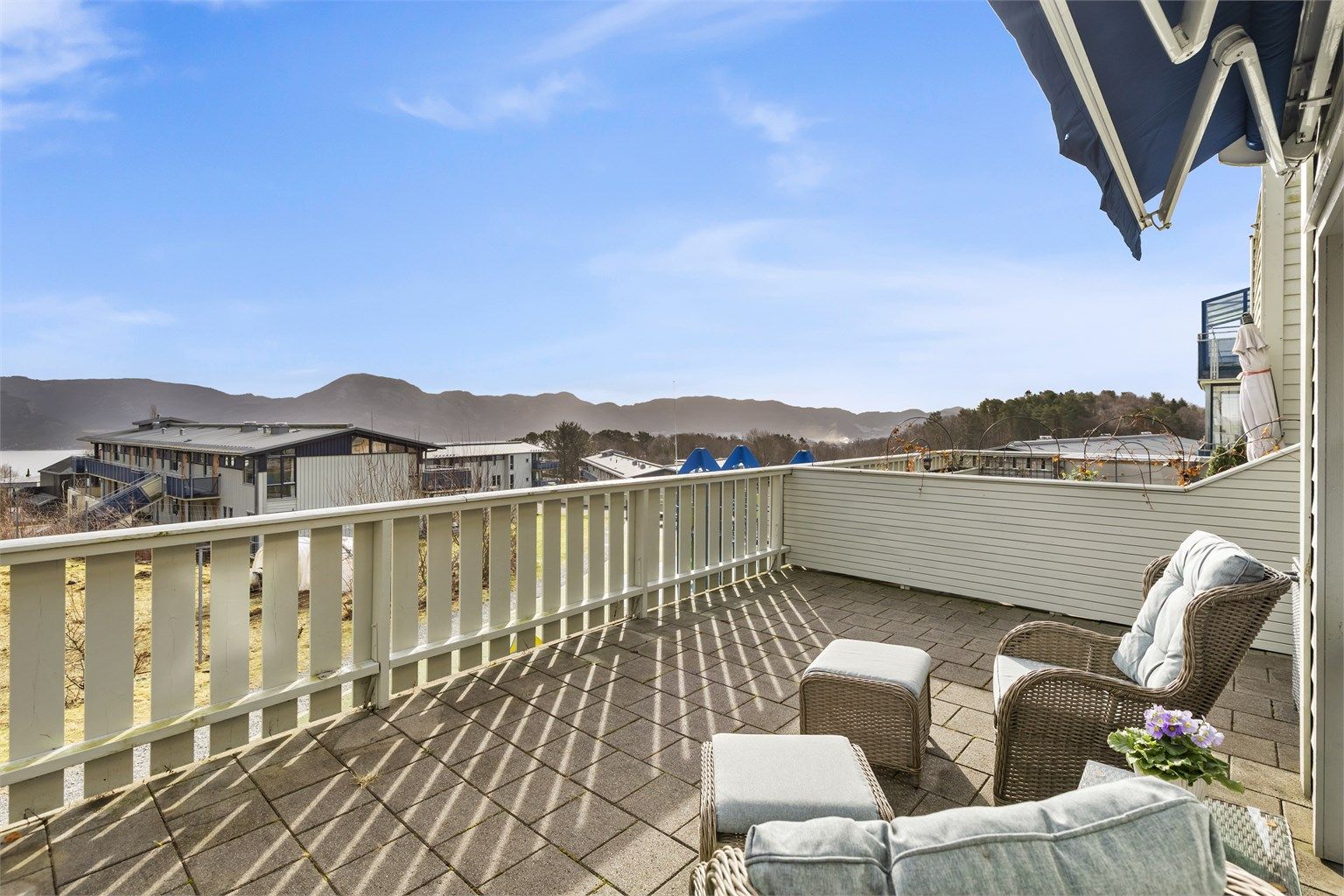 Nyt utsikten mot grønne fellesarealer og lekeplasser rett utenfor døren.