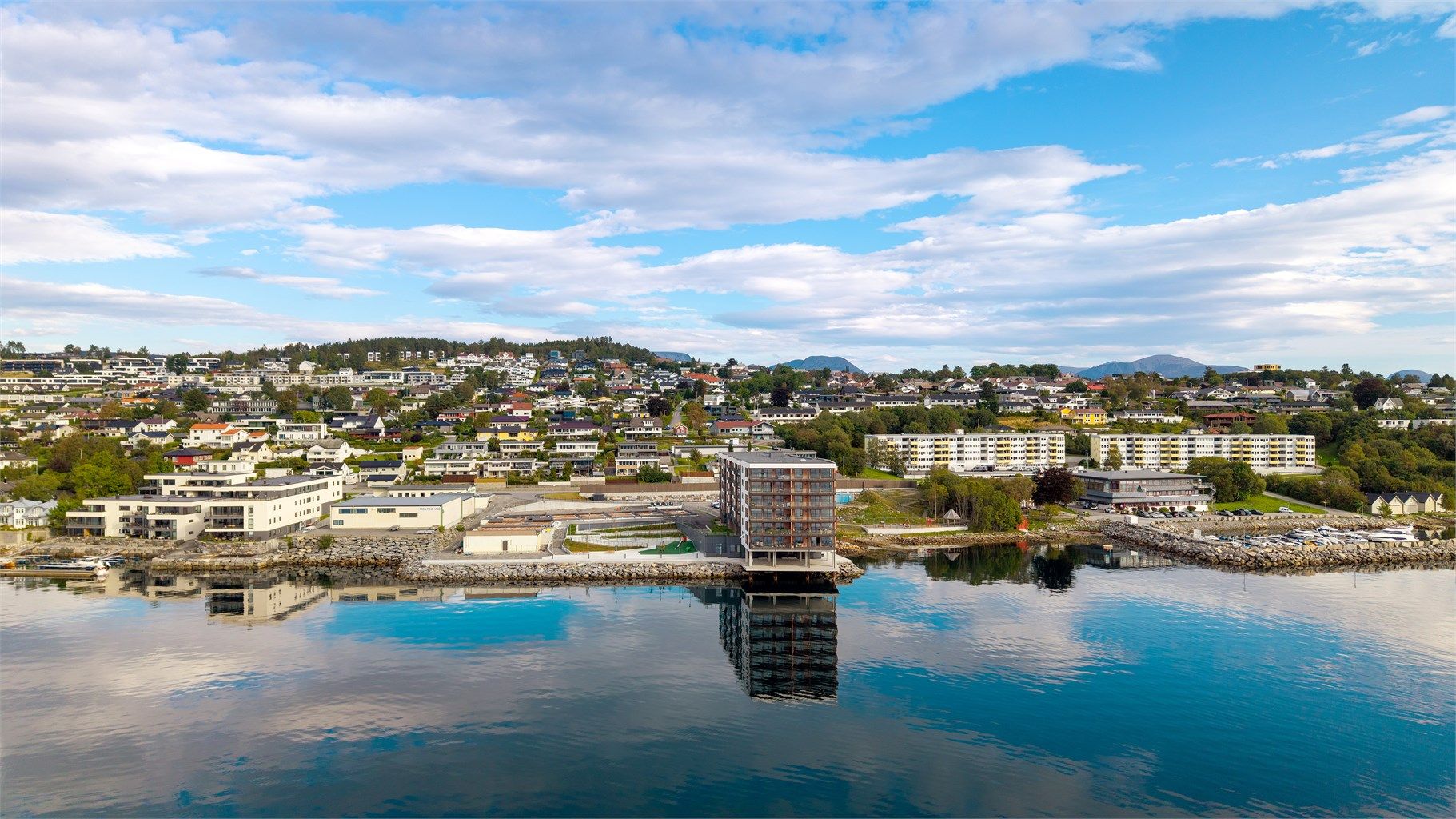 Dronebilde av sameiet sett fra sjøsiden