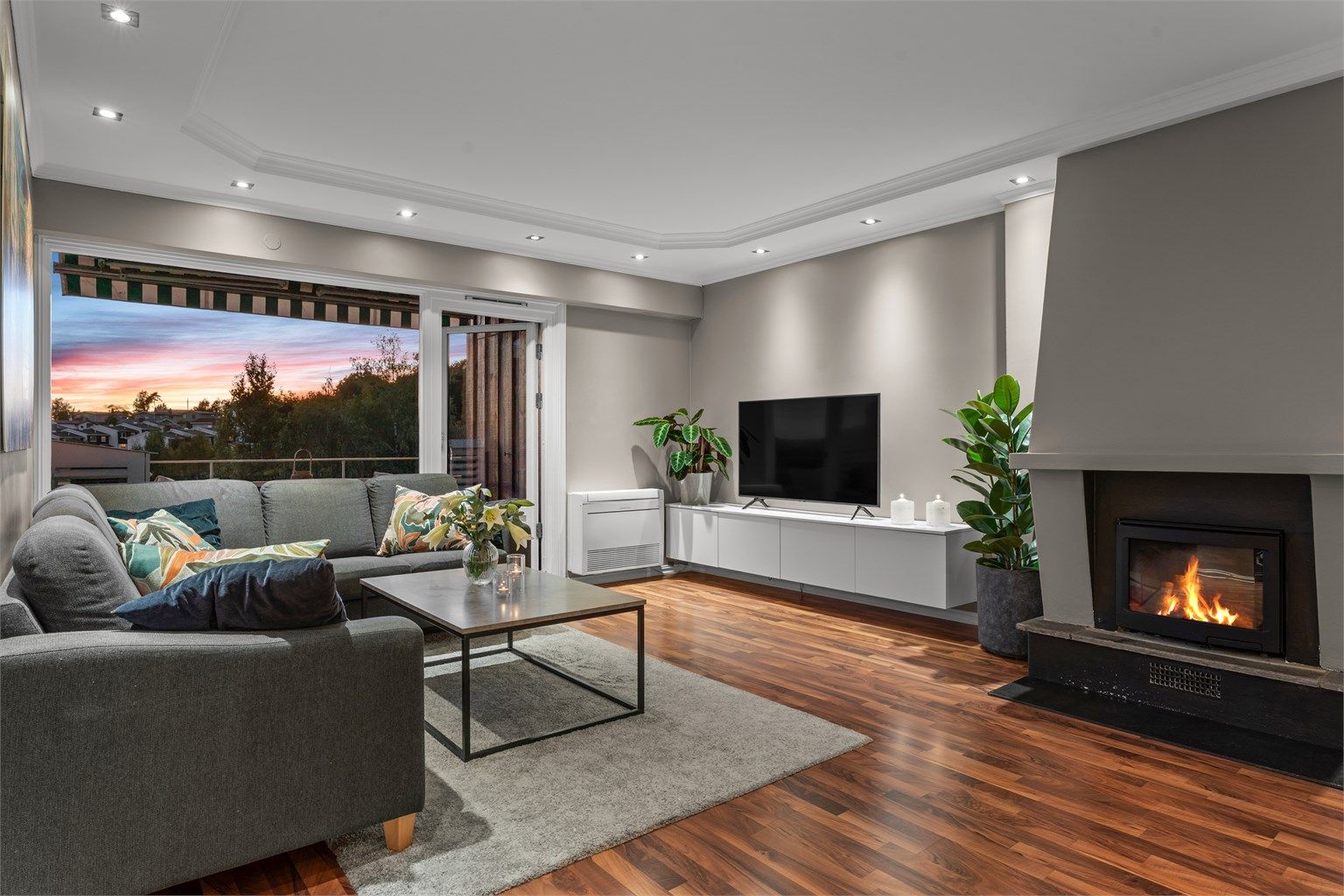 Fra stuen er det utgang til leilighetens vestvendte balkong.