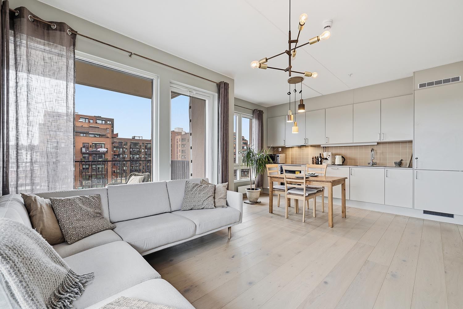 Romslig og lys stue med mye naturlig lys. Fra stuen har du adkomst til en terrasse.