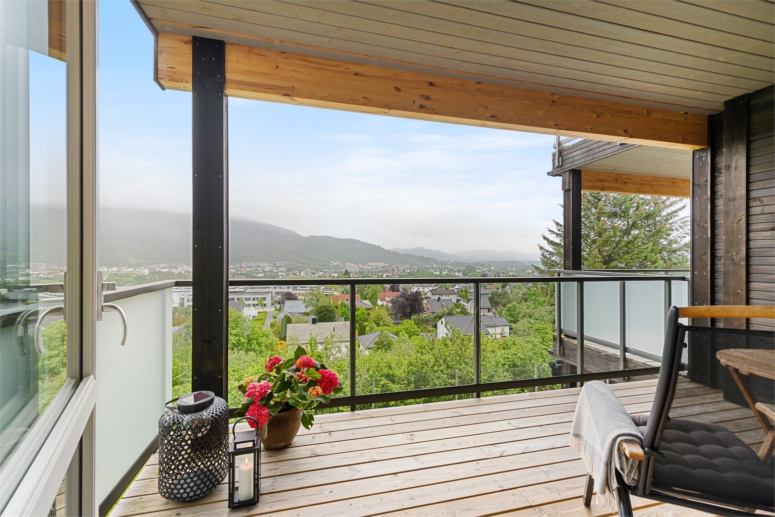 Overbygd veranda med flott utsikt