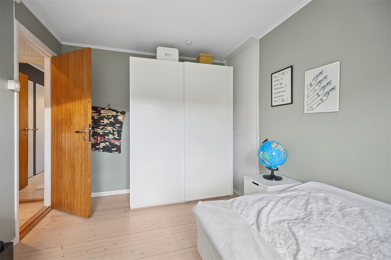 Det store garderobeskapet gir gode oppbevaringsmuligheter og frigjør gulvplassen. 