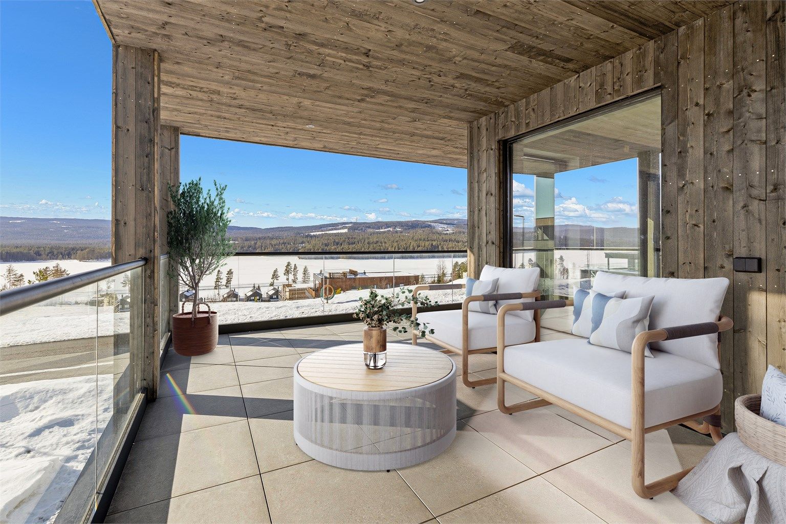 Romslig, sydvestvendt terrasse med flere møbleringsmuligheter.