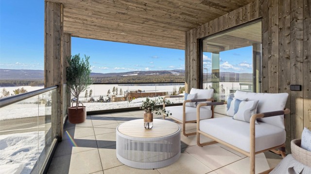 Romslig, sydvestvendt terrasse med flere møbleringsmuligheter.