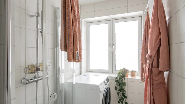 Vinduer gir godt lysinnslipp, som skaper en behagelig start på dagen. Vaskemaskin medfølger.