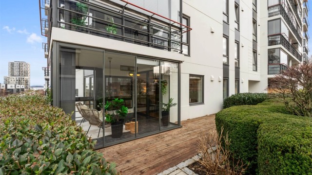 Uteplassen har gode solforhold.