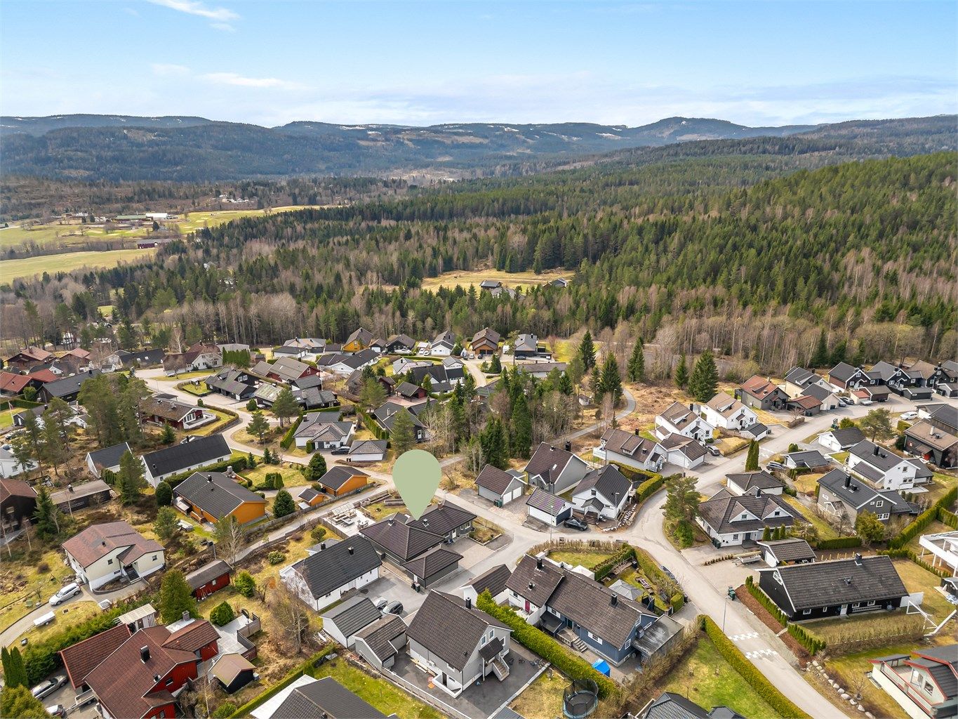 Kort gangavstand til bussholdeplass langs Jarlsbergveien, bussforbindelser med avganger til Drammen sentrum.