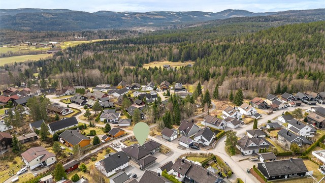 Kort gangavstand til bussholdeplass langs Jarlsbergveien, bussforbindelser med avganger til Drammen sentrum.