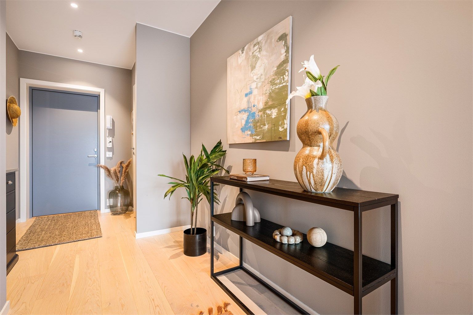 - Romslig gang med god plass til å oppføre garderobe om ønskelig -