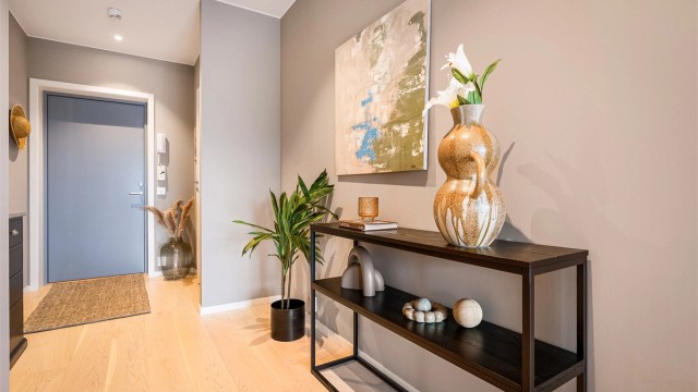 - Romslig gang med god plass til å oppføre garderobe om ønskelig -