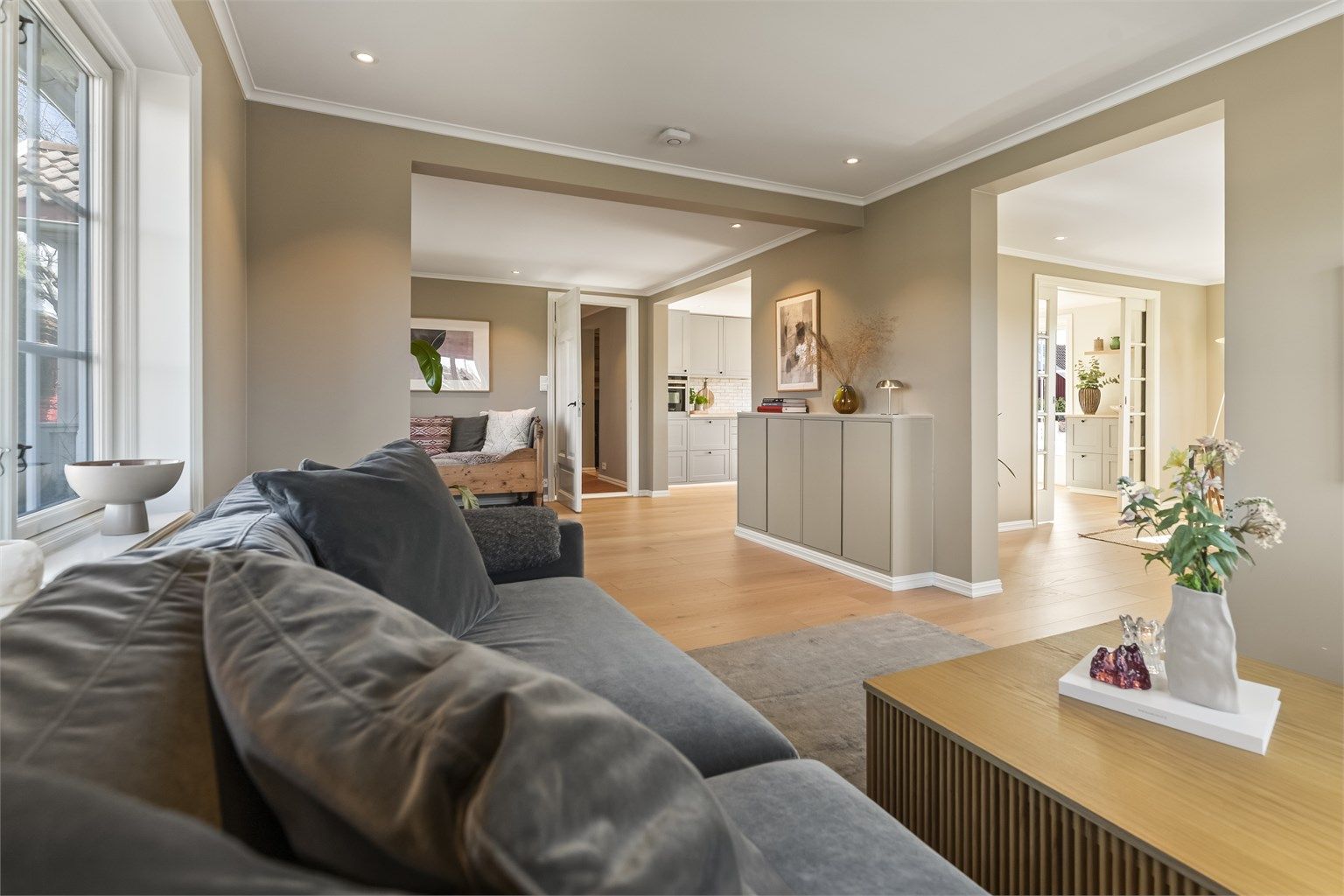 Gjennomgående materialvalg og farger skaper en helhetlig og harmonisk bolig.