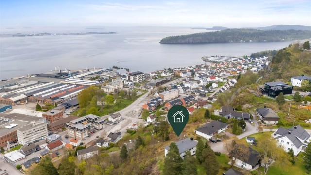 Nærområdet byr på flotte turmuligheter i naturskjønne omgivelser. Kyststien, som går fra sentrum og nordover langs fjorden
