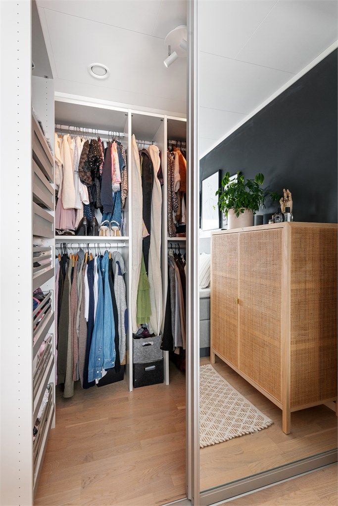 Garderobeløsningen er praktisk innredet for effektiv organisering.