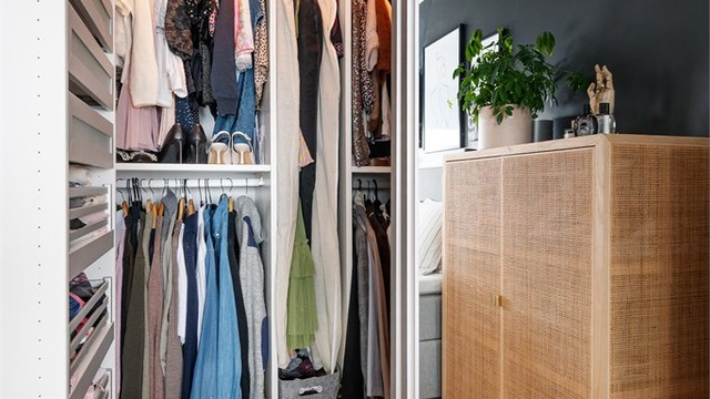 Garderobeløsningen er praktisk innredet for effektiv organisering.