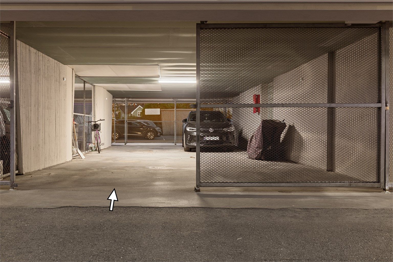 Leiligheten er en av få som har en disponibel parkeringsplass i felles garasjeanlegg i 1. etasje.