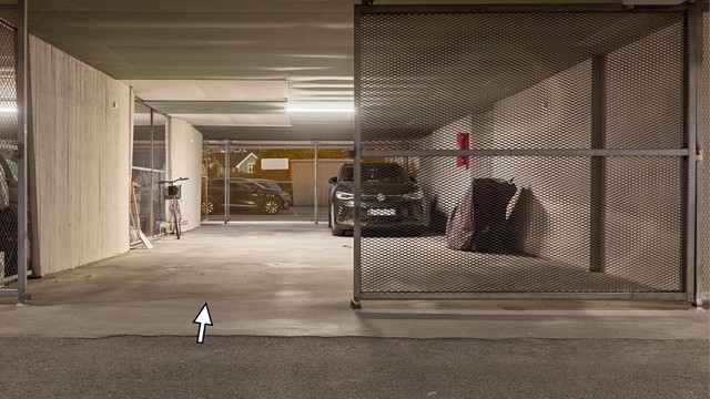 Leiligheten er en av få som har en disponibel parkeringsplass i felles garasjeanlegg i 1. etasje.